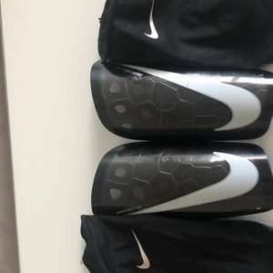 Nike benskydd  - Jag säljer mina Nike benskydd, köparen står för frakten. Budet börjar på 100kr :)