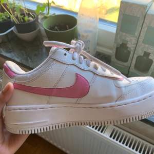 Säljer dessa nike air for 1’s som är slutsålda på hemsidan! Köptes för 1199kr och är knappt burna. storlek 37.5. Fri frakt! Skriv gärna ifall du har några frågor😚