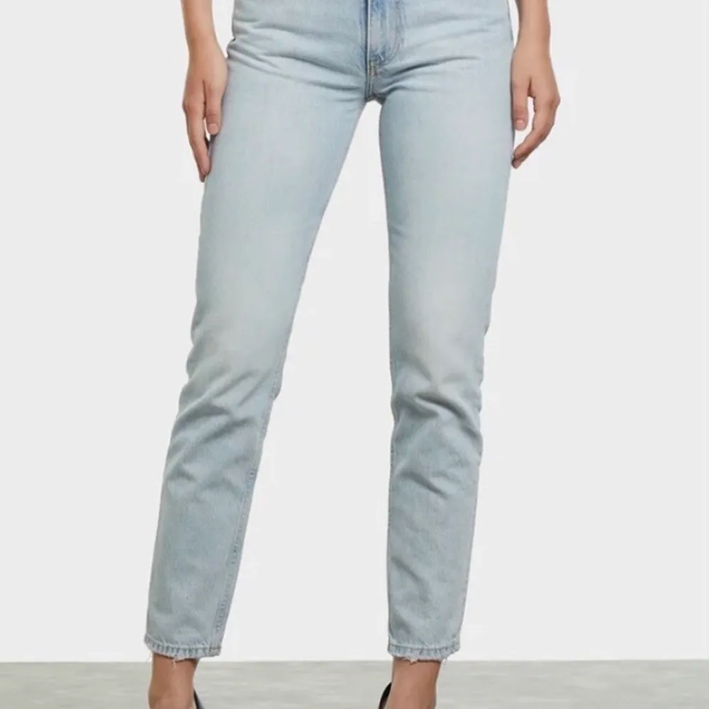 Blåa jeans ifrån BIKBOK. Låg midja med rak passform, ankellängd. Använda max 3 gånger, bra skick. I storlek W26. Köparen står för frakten. Jeans & Byxor.