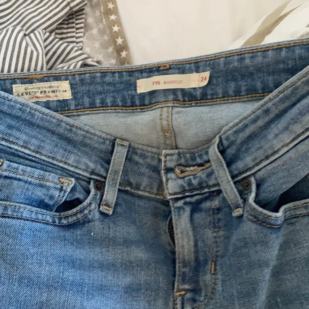 Helt nya levis jeans! Aldrig använda, endast prövade. Storlek 24 i midjan och 28 i längden. Bootcut modell.. Jeans & Byxor.