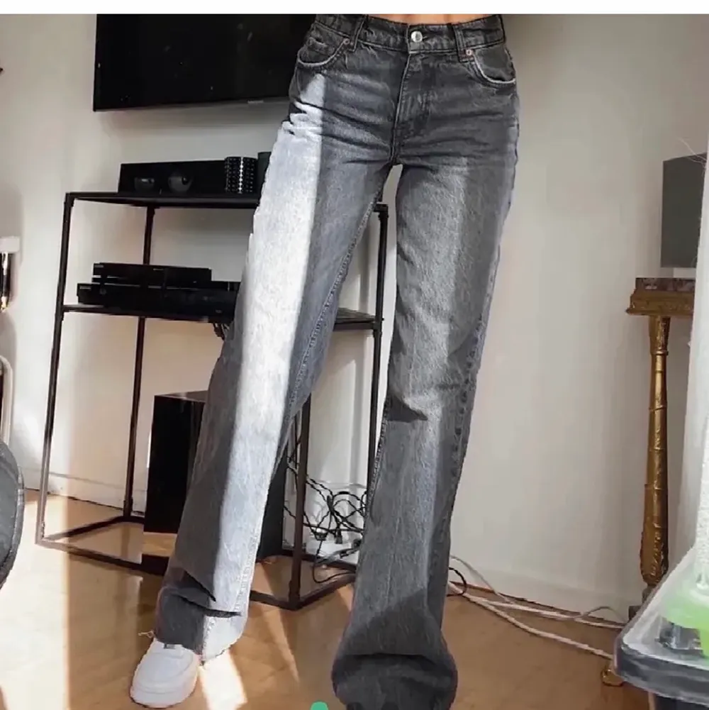 Säljer mina zara ”90 full length jeans” som är i väldigt bra skick. Har klippt till de så att de passar mig som är 165, de är i storlek 38 och perfekta inför våren💕 obs, lånade bilder. Jeans & Byxor.