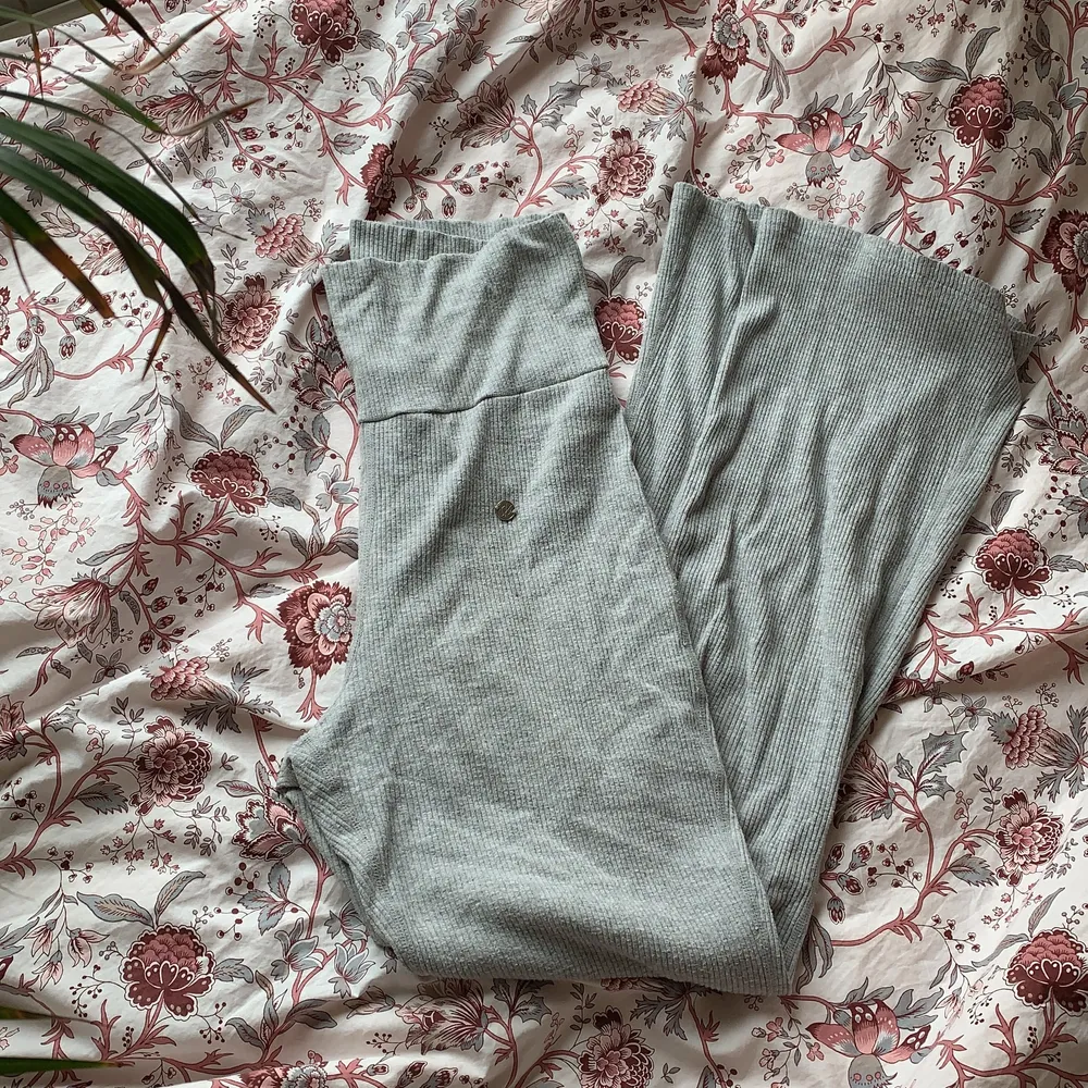 Supersköna mjukisbyxor/ yogapants. Ribbade i grå färg. Högmidjade!. Jeans & Byxor.