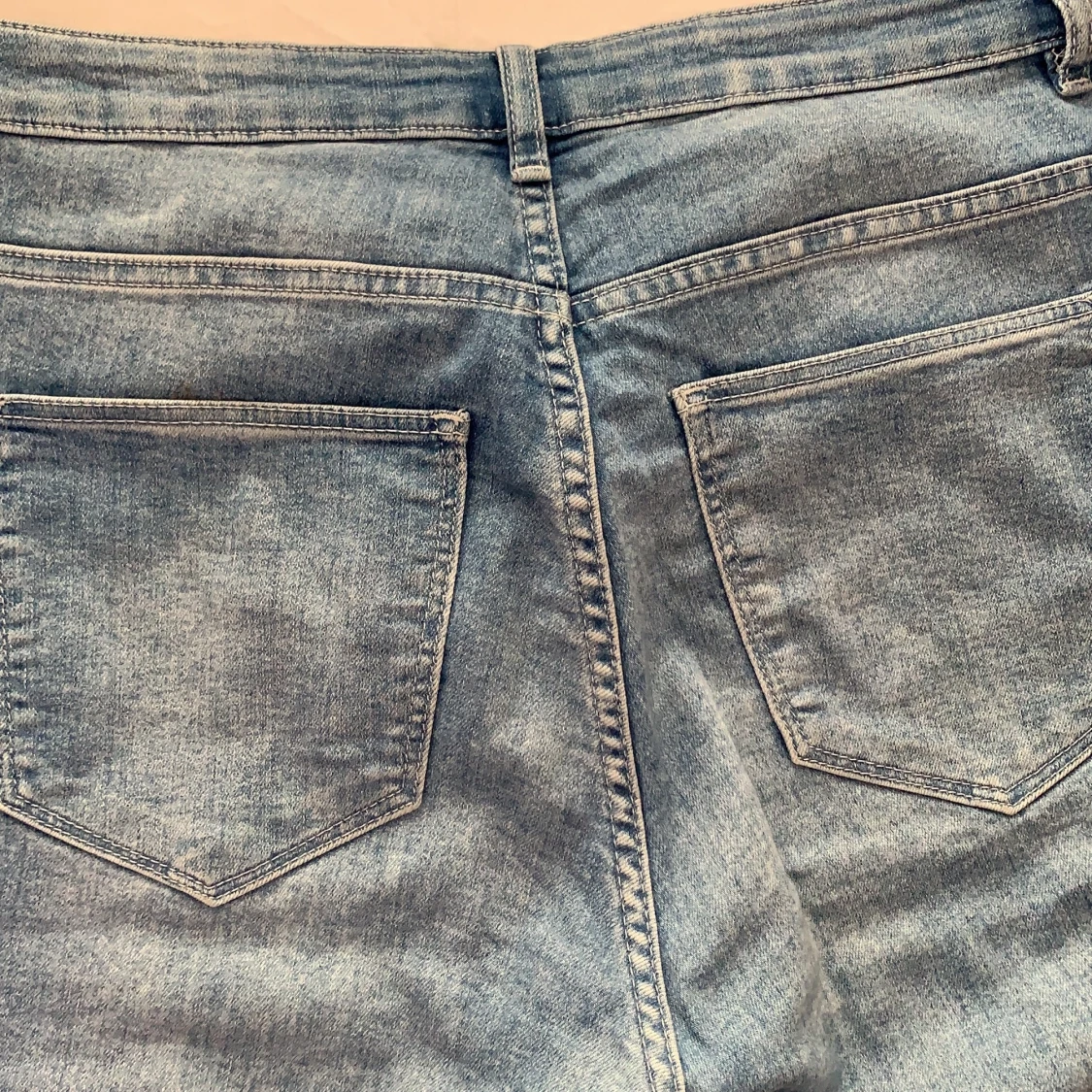 Fina ljusa jeans, strl 40 - 42 men sitter olika beroende på person.