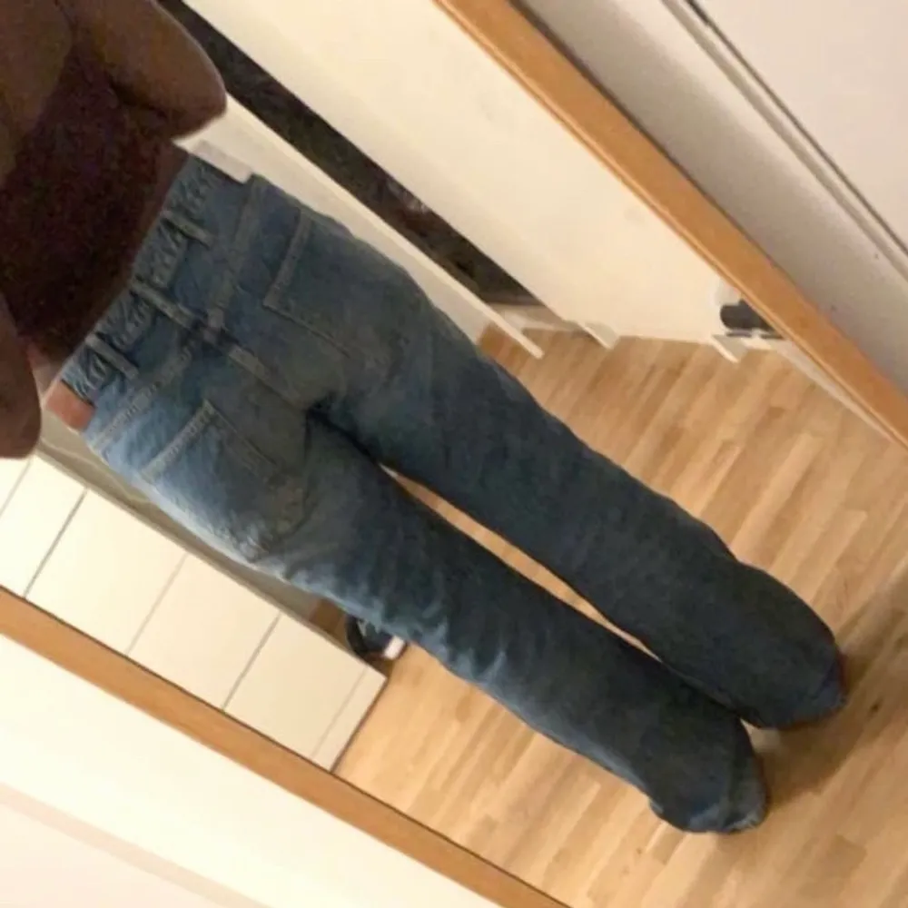 Ett par snygga flare jeans från zara. Modellen heter jeans zw premium the vintage flare men är helt slut slåd. De är i storlek 44 men passar säkert som 42, skulle säga att modellen är mindre i storlek. Så är de också oanvända 😁 (frakt blir 66kr). Jeans & Byxor.