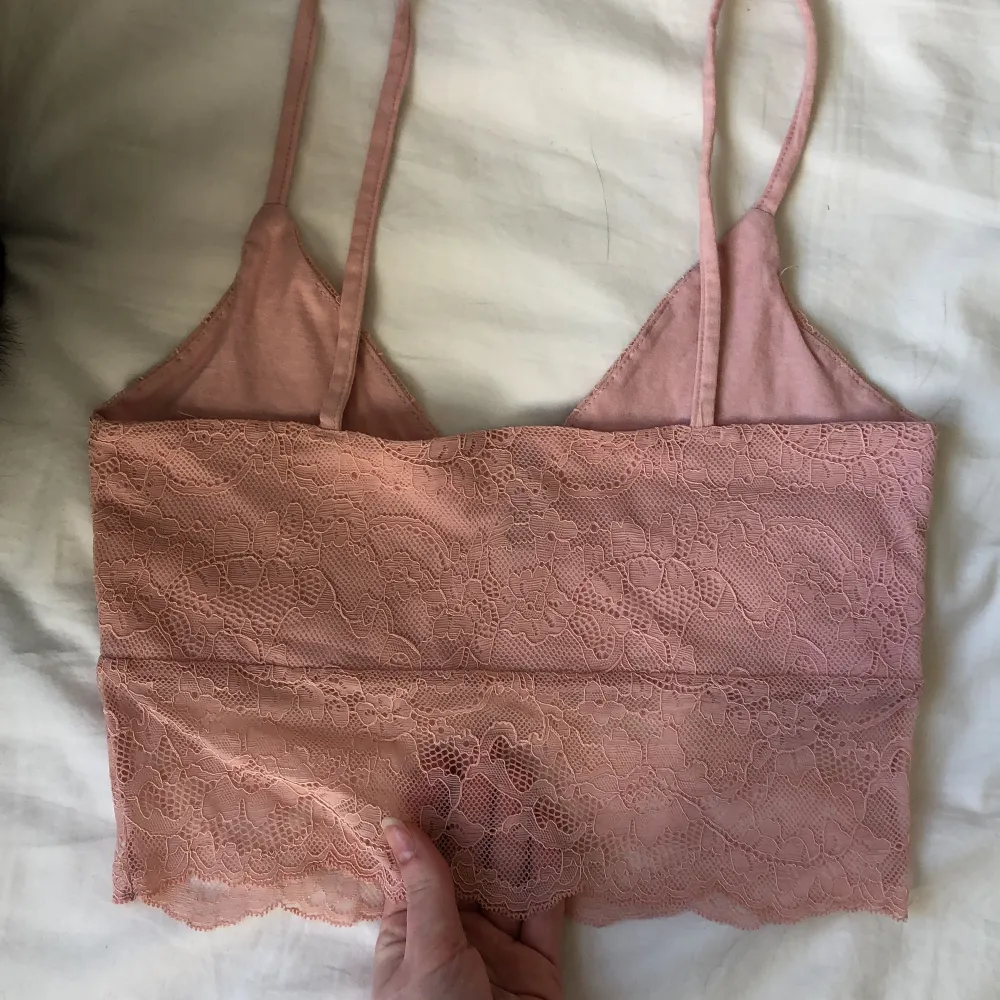 Säljer en gammaldags rosa och en mörklila sommar topp i spets, köpt från H&M. Dem är använda ett fåtal gånger och är i jätte bra skicka, inga defekter. Tyget och spetsen är väldigt stretchiga, lätta att få av och på. Säljer separat 30kr/st men går också att köpa båda för 50kr 😊💞 (köpare står för och väljer själv frakt :)) LILA SÅLD. Toppar.