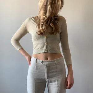 Glittrig kort cardigan - Frakten kostar 51 kr (spårbart)