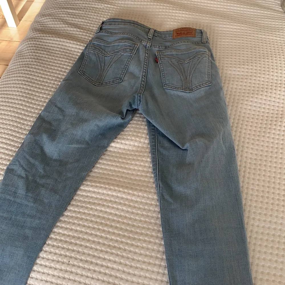 Levis jeans i storlek 26 i 721 High Rise Skinny modell säljes. Dom är i perfekt kondition och säljes pga att de är för små. Ganska liten i storleken så passar petit tjejer bra. . Jeans & Byxor.