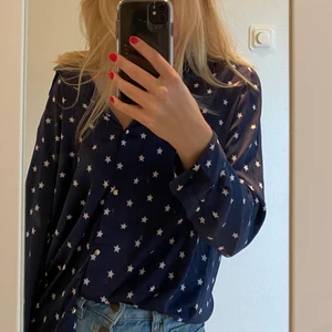 Skjorta - Silkersskjorta med stjärnor på, super skön och luftig. Ganska lång, går att använda som ”klänning”.