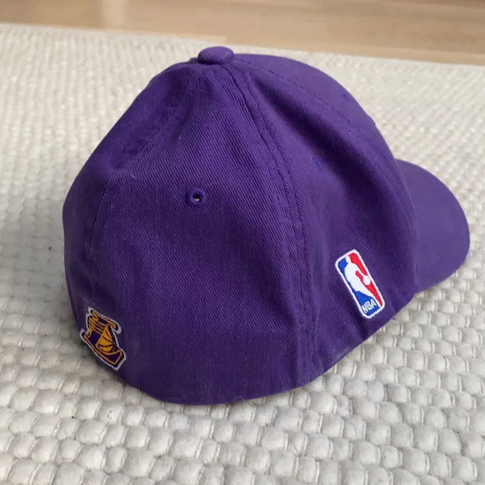 Äkta Lakers keps köpt i LA. Använd men i bra skick. Säljes på grund av att jag är ute efter en med platt skärm istället för med böjd!!😁😁. Accessoarer.