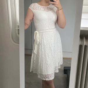 Superfin spetsklänning - Somrig spetsklänning, perfekt för skolstart i sensommarvärmen! Mjukt tyg med underkjol och band vid midjan. Strlk 40 från Kappahl, lite strechig i tyget. För referens är jag är 1,73 cm lång, har 40 i byxor och s/m topp✨