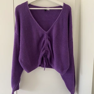 Croppad stickad tröja H&M strl XL - Jättemysig lila stickad tröja från H&M i strl XL, säljes då jag inte använt den så mycket. Den har ”dragsko” i mitten så man kan göra den kortare eller längre.