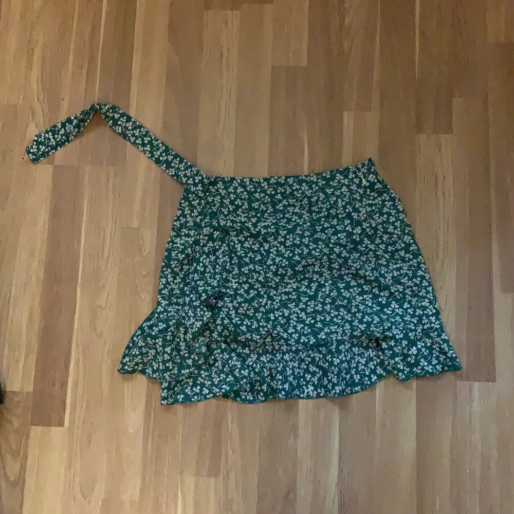 Grön kjol från shein, använd 1 gång. Kjolar.
