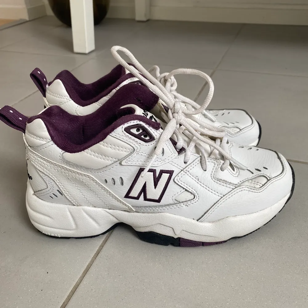 Intressekoll på mina jättefina New Balance 608or. Köptes för cirka 1 år sedan men är knappt använda därav är dem som nya! Ett par extremt sköna sneakers som går att använda till allt. De är i storlek 37,5 vilket betyder att dem passar både en 37a och en mindre 38a. Köptes för ca 800kr. Skriv om ni är intresserade och vad ni är beredda att betala!. Skor.