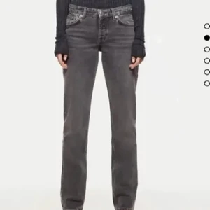 Gråa zara jeans - Lågmidjade/midrise zara jeans