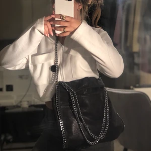 Väska - Många intresserade så buda!                                             Säljer denna super fina stella mcCartney liknande väskan som är svart med skimmer. Perfekt nu för skolstarten rymmer skolböcker dator osv. Den har dragkedja o fickor inuti. Hör av er vid frågor har även mer bilder☺️ 