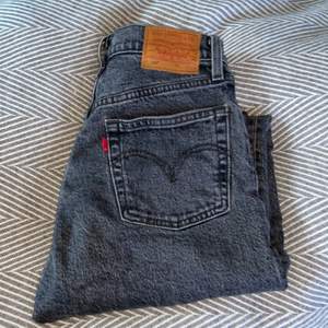 Säljer ett par gråa Levis jeans i storleken w 23 och l 26. 