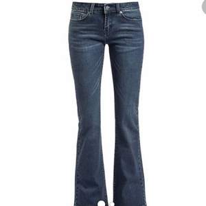 Snygga lågmidjade bootcut jeans ifrån Levis, är i bra skick och använda ett fåtal gånger, säljer p.g.a att dom är lite tajta för mig ( dom är low waist 26 som motsvarar storlek 34). Första bilden lånad😊 
