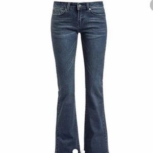Lågmidjade jeans  - Snygga lågmidjade bootcut jeans ifrån Levis, är i bra skick och använda ett fåtal gånger, säljer p.g.a att dom är lite tajta för mig ( dom är low waist 26 som motsvarar storlek 34). Första bilden lånad😊 