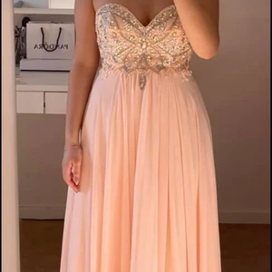 Fest klänning - En elegant klänning som är perfekt inför bal eller bröllopsfest. Den har endast kommit till användning 1 gång och är som ny. Den är även skräddarsydd vid midjan så att den sitter åt extra.