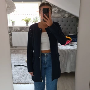 Marinblå kappa - Fin marinblå kappa från vila i strl xs. Lite nopprig!🦋💙 Köparen står för frakten!