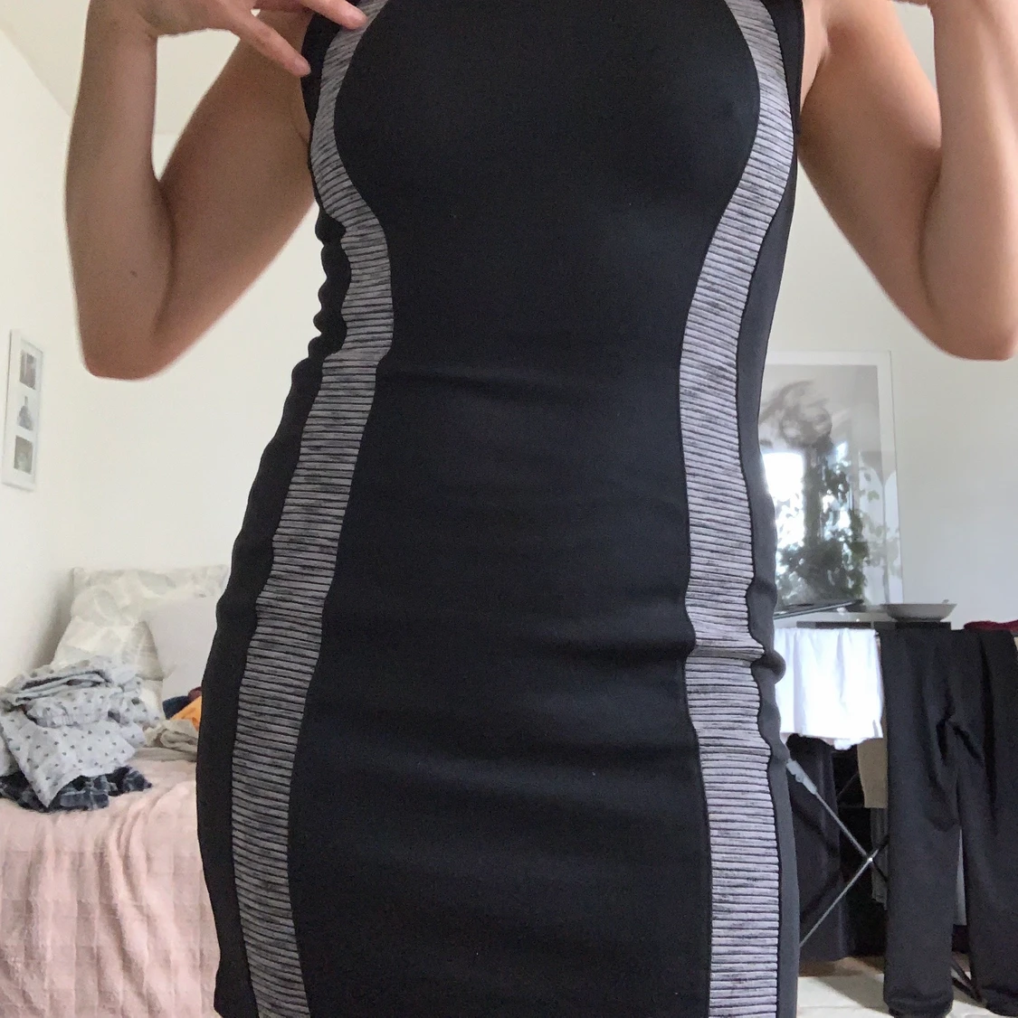 HM klänning med grå insydda detaljer 