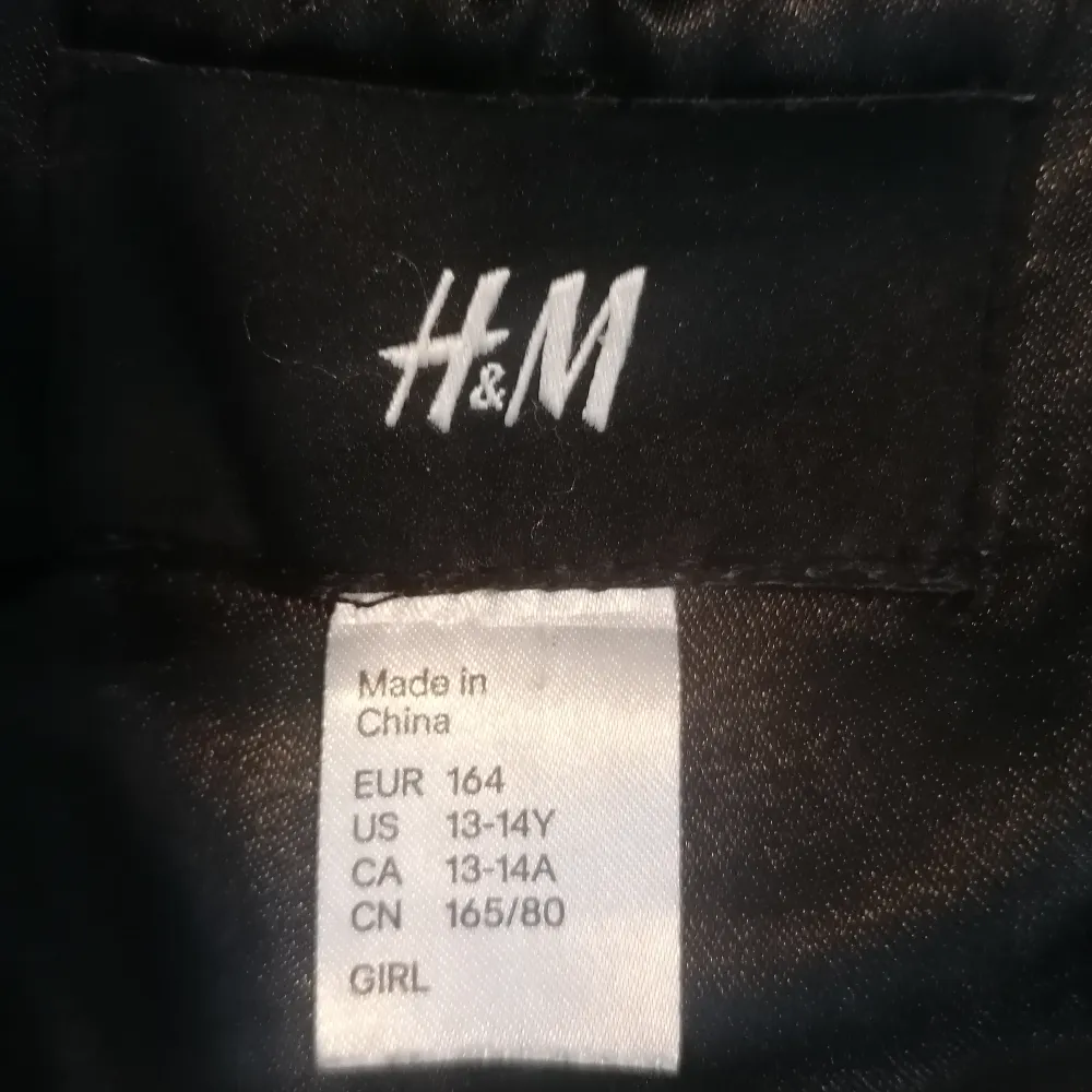 Jag har köpt den har jacka från H&M det är helt nytt använda en gång bara. . Jackor.
