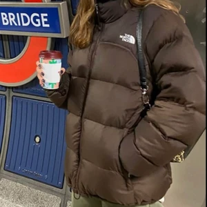 Kendall Jenner trendigt brun tnf jacka - Hej, gör ont men bestämde sälja min favorit jacka som va trendigt förra vintern, den e brun och i knappt använd skick. Det en L herr men passar oversized om man är S-M. Öppet för alla bud. Budet börjar från 1500kr. Tack!  Bud ligger på 3500kr