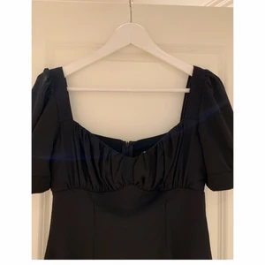 Svart miniklänning - Svart klänning med fina detaljer från nakd i storlek 36