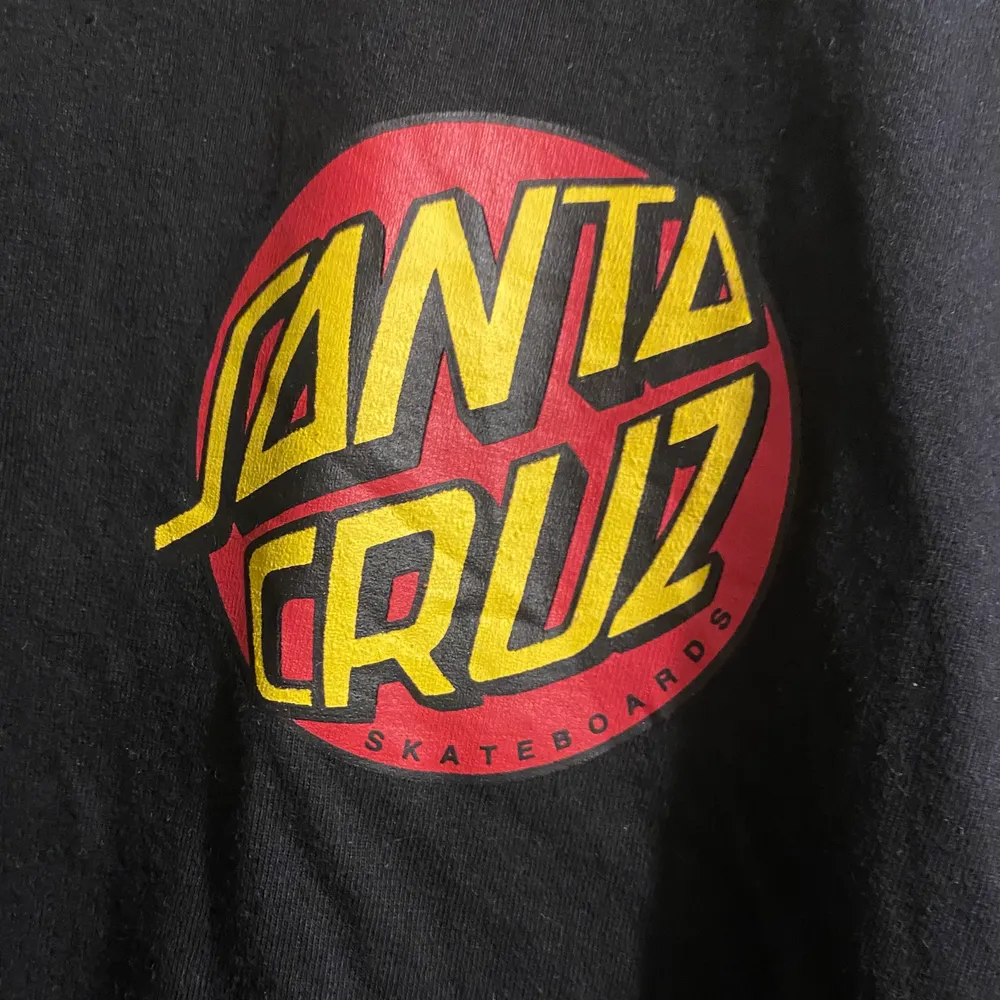 Jättesnygg tshirt från santa cruz, i storleken L, använda några gånger men i väldigt bra skick. . T-shirts.