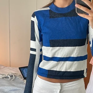 Carin Wester glittrig tröja  - Glittrig blå svart vit tröja fr Åhlens och Carin Wester. Storlek XS