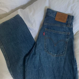 Midwaist jeans från Levis  - Trendiga raka midwaist jeans från Levis. Säljer då de är något stora för mig och därför nästintill oanvända. Använda Max 3 ggr.💕innerbenslängd 77 cm
