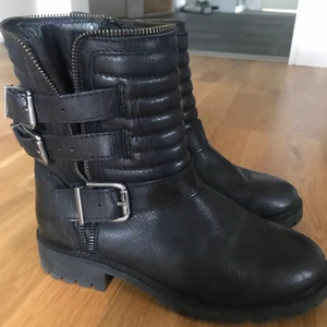 Mc boots från Koah - Mycket fina Koah mc boots. Stlk 38. Använt 1 gång. 
