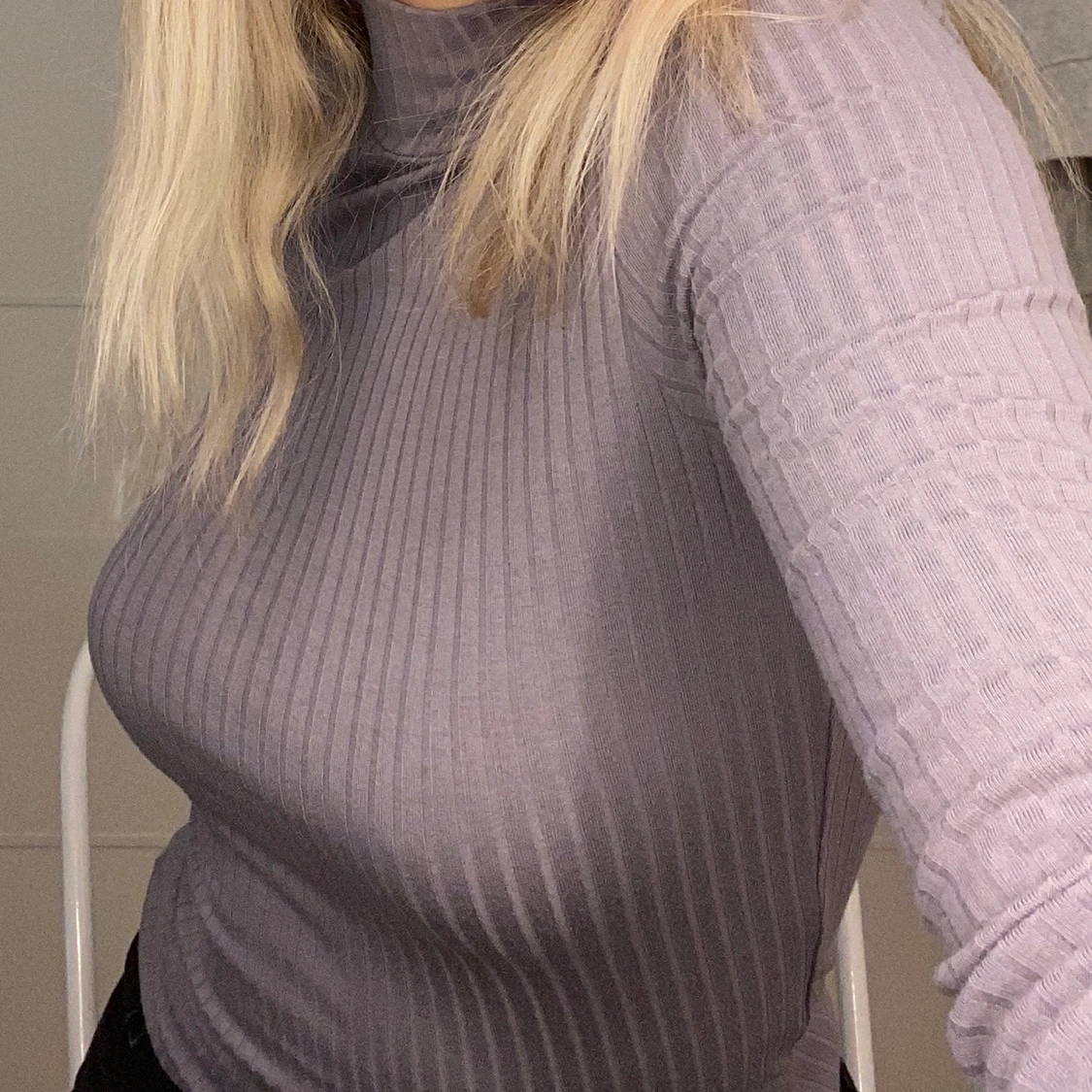 Lila ribbad polotröja - 90