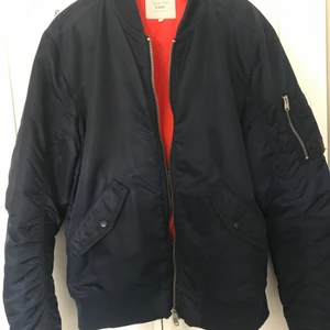 Bomberjacka - Säljer min asfeta bomberjacka, den är mörkblå med orange insida och perfekt nu till hösten då det börjar bli lite kallare. Jackan är i storlek L herr och sitter oversized på mig som är M, den passar de flesta beroende på önskad passform. Den är i perfekt skick och helt som ny då den är aldrig har använts, vilket man känner på jackan eftersom att den fortfarande är stel. Nypris 1000kr men säljer den för 300kr 💕