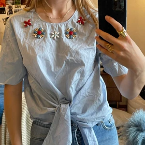 Blå topp - Häftig blå topp med stenar formade som blommor, som går att knyta