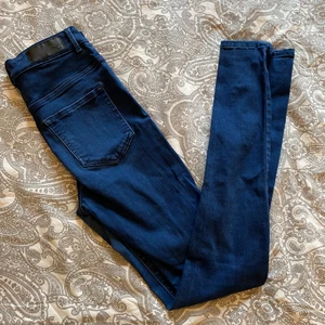 Stretchjeans blå S - Relativt stretchiga jeans med ”Super high” waist. Går att se ett begynnande skav i grenen men kommer hålla länge till.