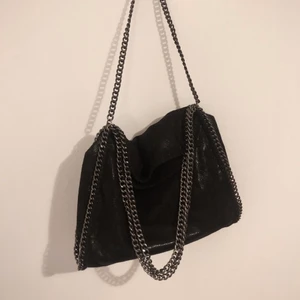 Stella McCartney  - Sjukt fin svart Stella McCartney liknande väska i gott skick! 🌟 Skriv för frågor/fler bilder 🥰 