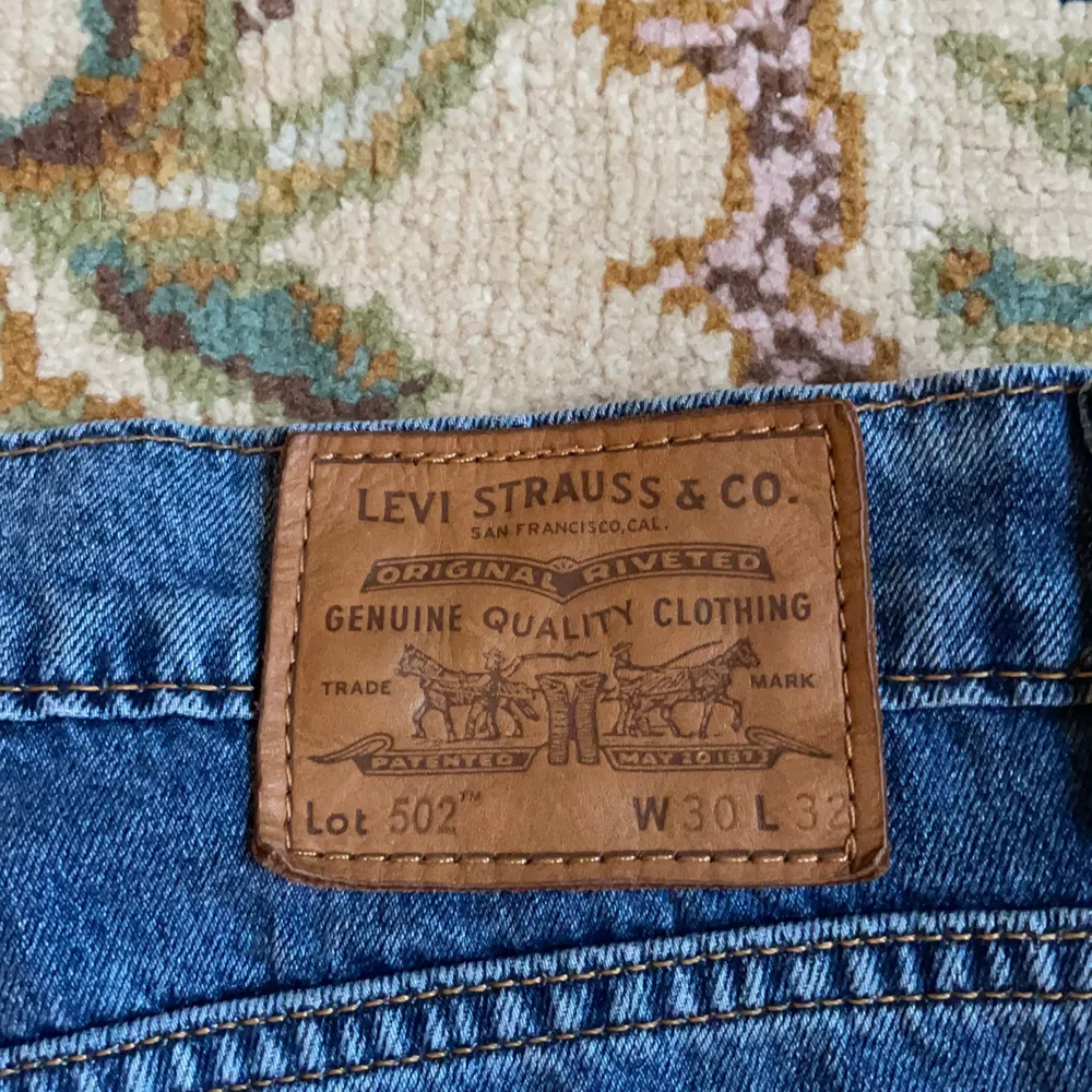 Lågmidjade blå Levis jeans i storlek 30x32, knappt använda då dom är för små.                                Midjemått 41cm, innerbenslängd 74,5 cm, ytterben 99cm. Jeans & Byxor.