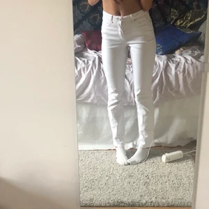 Vita jeans - Jättefina vita jeans som sitter som en smäck. Superbra skick!