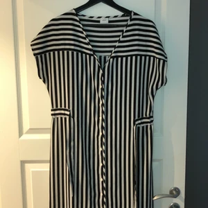 Svart/vit klänning. - Svart vit randig långklänning från JDY. Använd under 1 sommar. Storlek 36. Katt finns i hemmet.