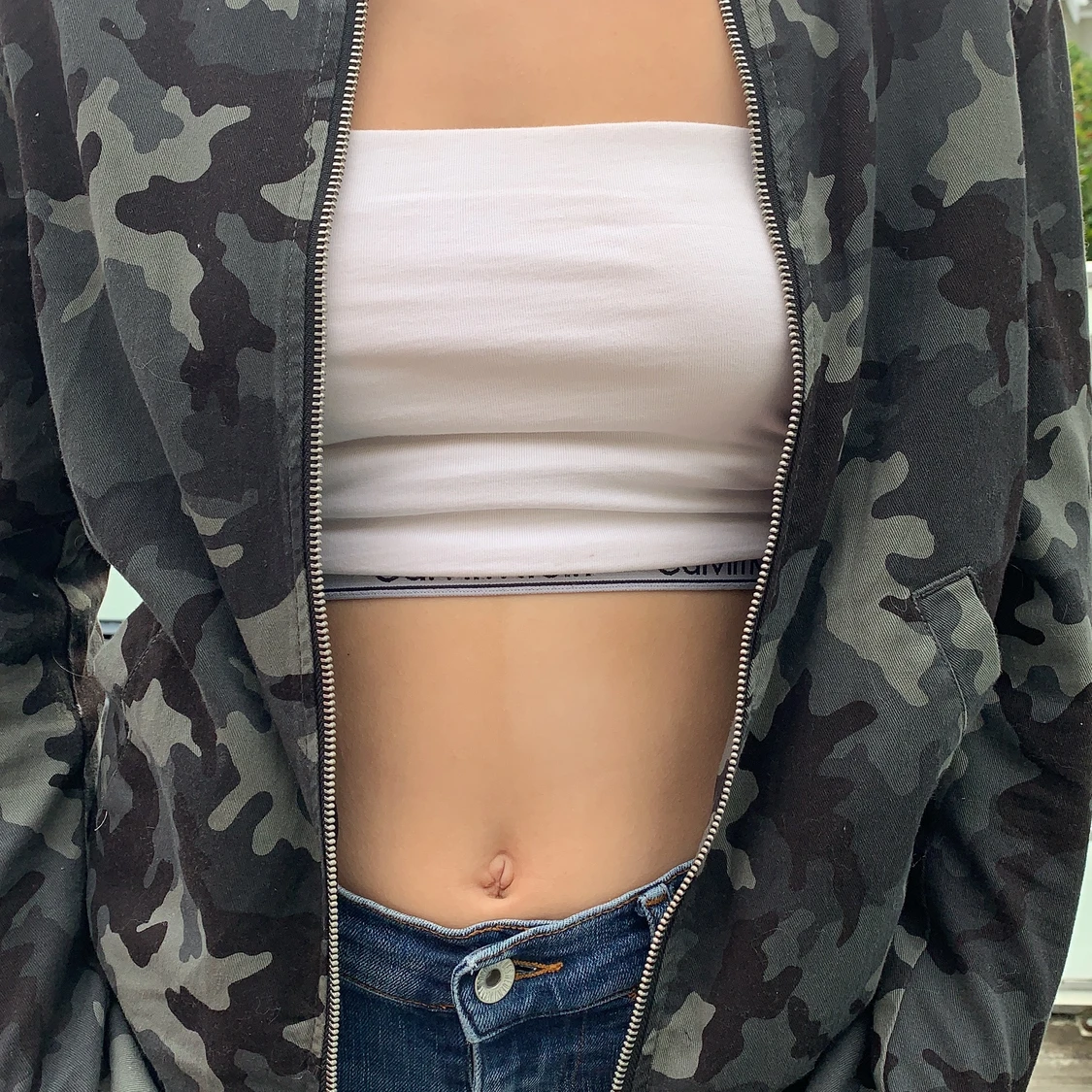 militärmönstrad jacka