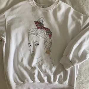 Crewneck  - Fin vit crewneck med coolt tryck. Köpt på Bershka gör något år sedan. Använd mycket men det är ingenting som syns. Storlek S. Köparen står för frakt.