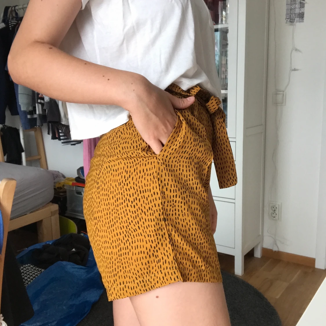 Gula shorts med prickar