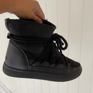 Inuikii skor svarta  - Storlek 41 men små i storlek så passar mig som har 40, köpte för ca 2500