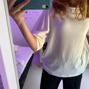 Vit blus - Blus från hm som jag aldrig använder, använd ca 3 gånger. Lite genomskinlig, men bra kvalitet. Inköpt för ca 200 kr, köparen står för frakten. Dm för fler bilder💘