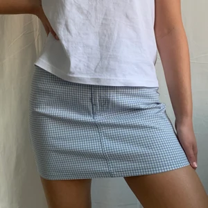 Rutig kjol! - Babyblå/vit rutig kjol från Forever21. Är 170 och brukar ha S/36. Aldrig använd så den är i nyskick! 