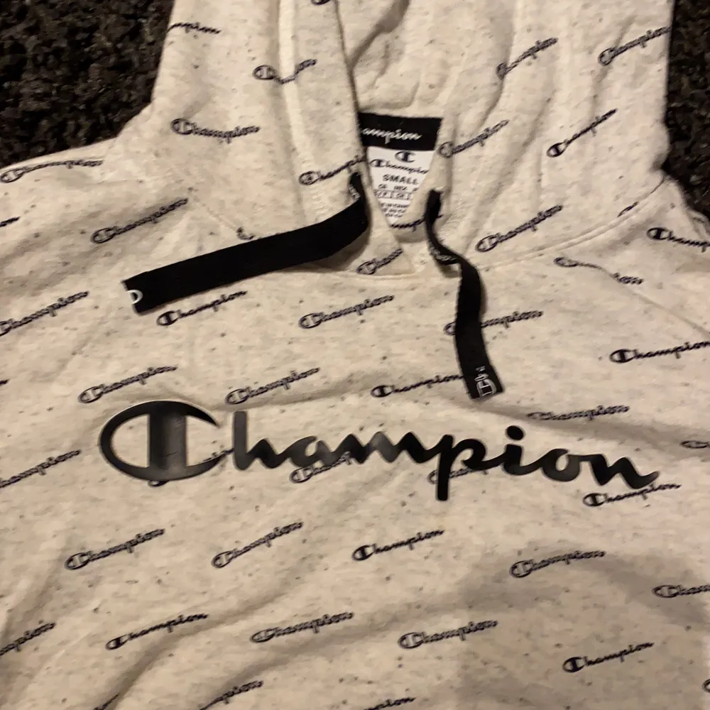 Vit champion hoodie . Hoodies.