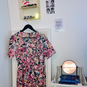 Omlottklänning - En rosablommig omlottklänning från Gina Tricot, storlek 36. Cirka 90 cm i längd. För mer information eller frågor, kontakta mig. Köparen står för frakten 💛
