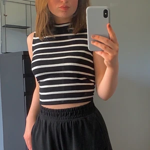 Randig tanktop - Randig tanktop/linne🖤använt fåtal gånger, fortfarande bra kvalitet🖤kan både mötas upp eller fraktas, köparen står för frakt (fraktalternativ kan väljas av köparen)🖤bara att skicka iväg ett meddelande vid intresse, fler bilder eller mer info!☺️
