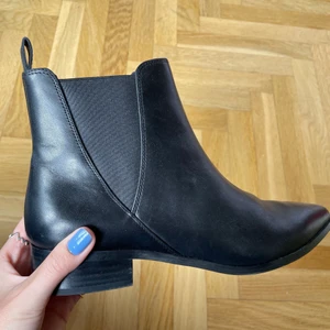 & Other stories skinnboots strl 41 - Säljer mina fina skinnboots från & Other Stories! Använda två gånger. Säljes pga fel storlek (har 42 egentligen, så blev för tight). Misstänker att det behövs en L-påse från Posten, blir det större än så bjuder jag på mellanskillnaden!